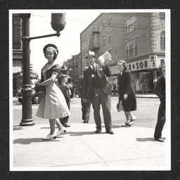 Market & 8th Sts., pedestrians downtown, 1939