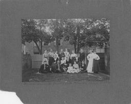Garrett, Ellwood and family, 1902